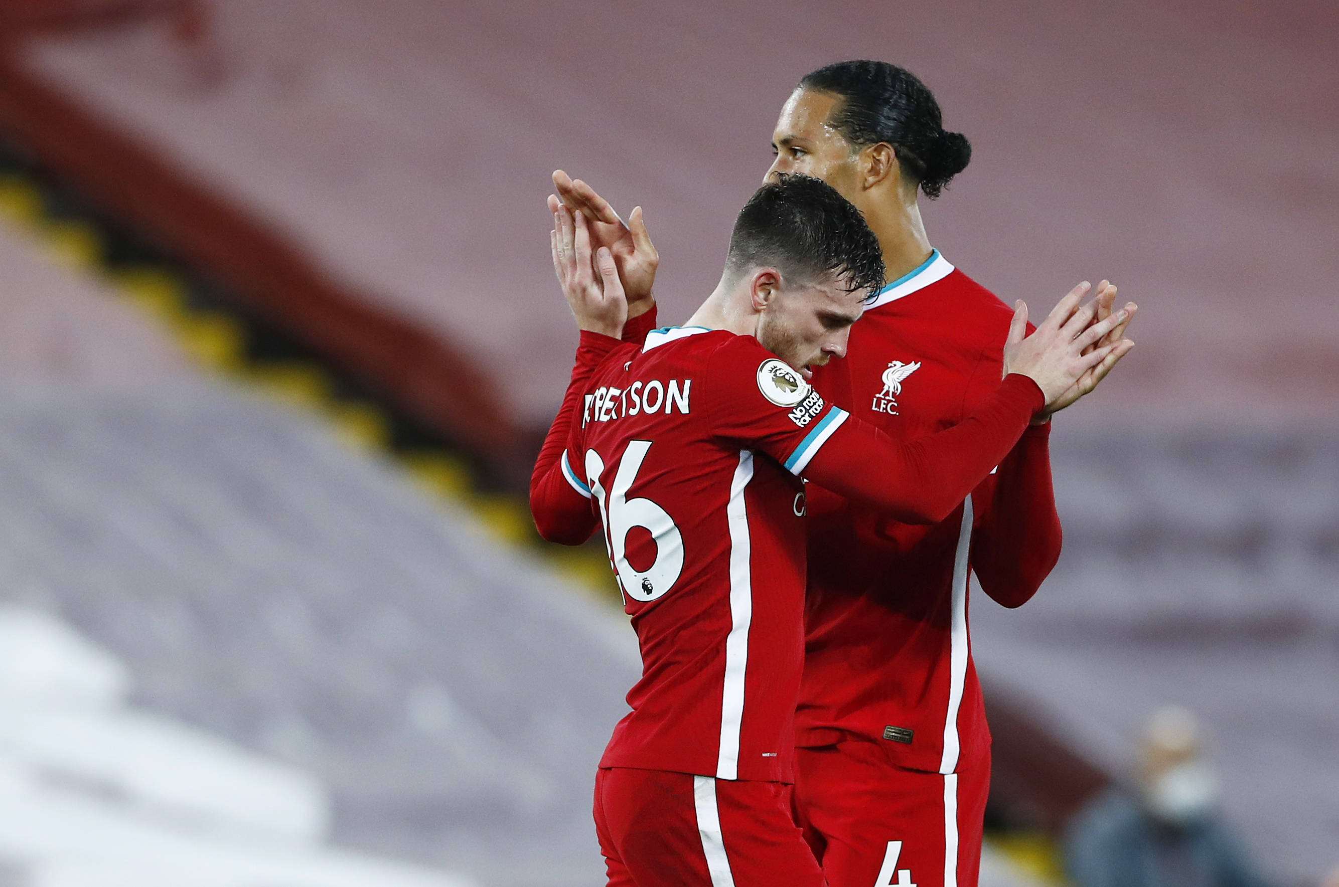 马卡:加那利德比爆发冲突,50多名拉斯帕尔马斯极端球迷冲入球场.