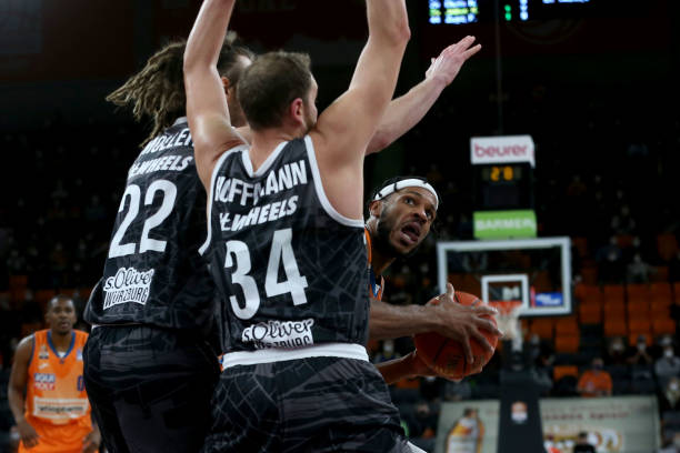 引进外援以 引进外援以